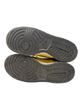 Load image into Gallery viewer, Nike Dunk Low Michigan (2002) (Pre-Owned) (Replacement Box) SZ 8.5
