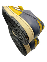 Load image into Gallery viewer, Nike Dunk Low Michigan (2002) (Pre-Owned) (Replacement Box) SZ 8.5
